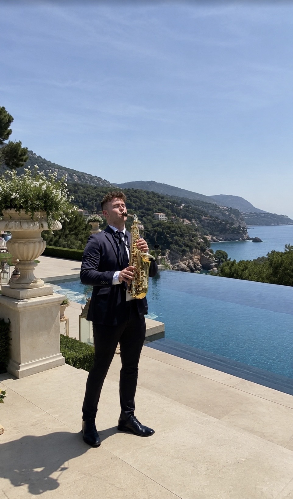Saxofonista en un evento premium junto al mar
