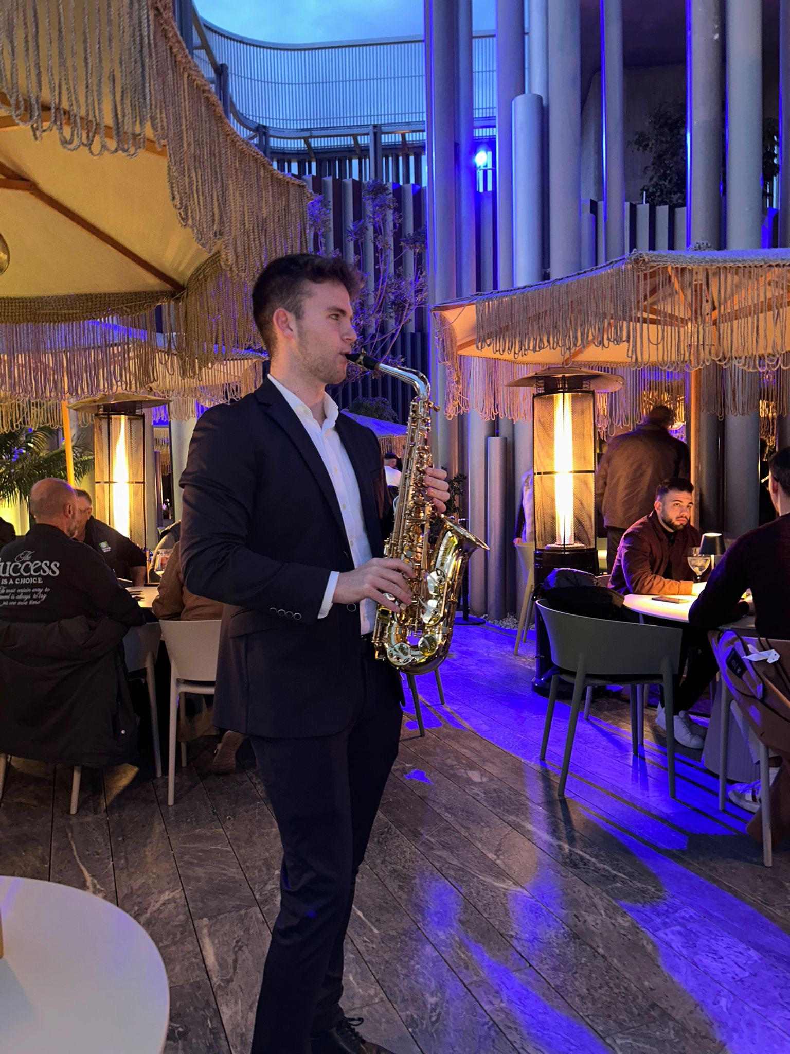 Saxofonista durante una cena de empresa