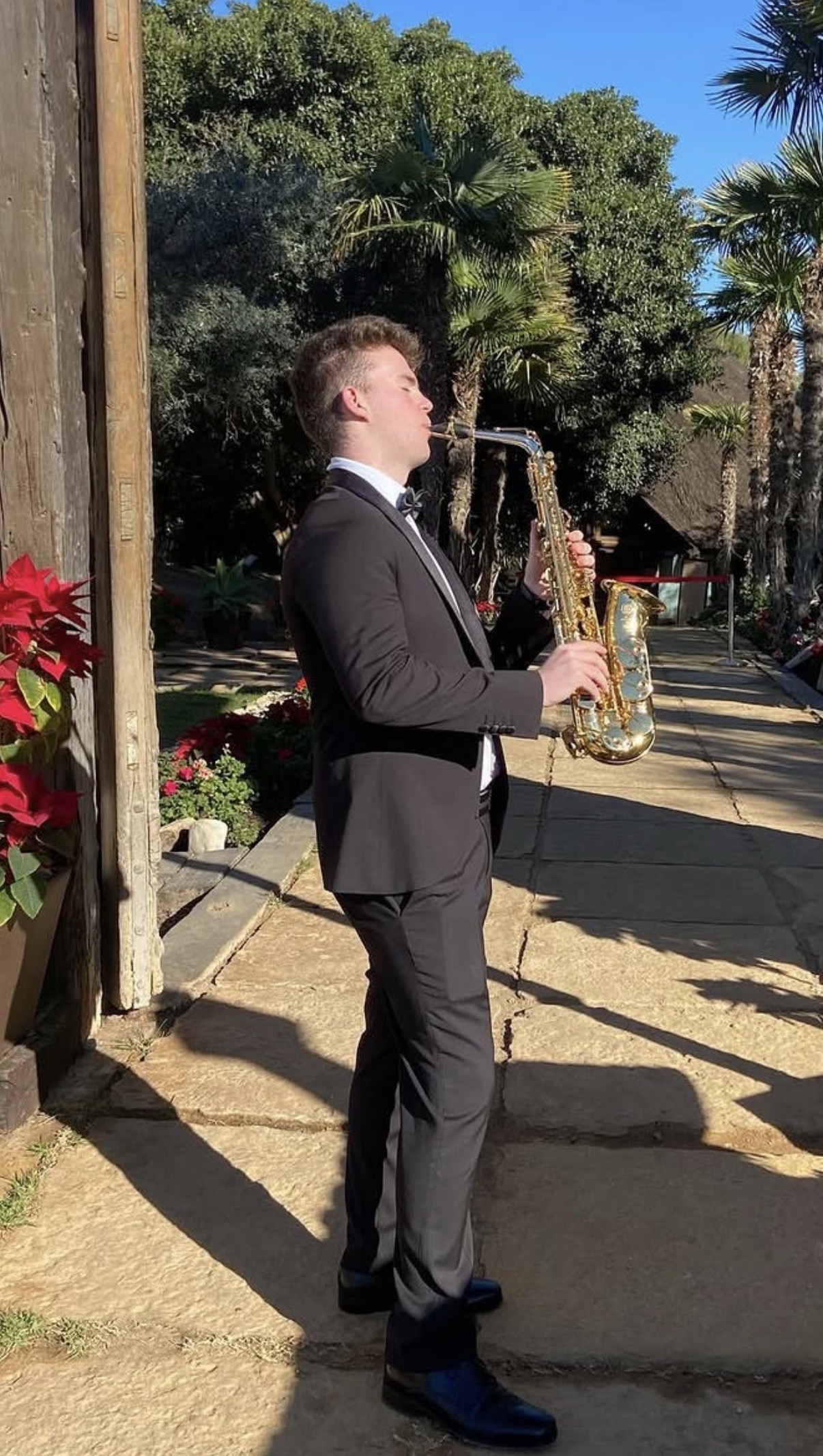 Actuación de saxofón en directo en un evento al aire libre