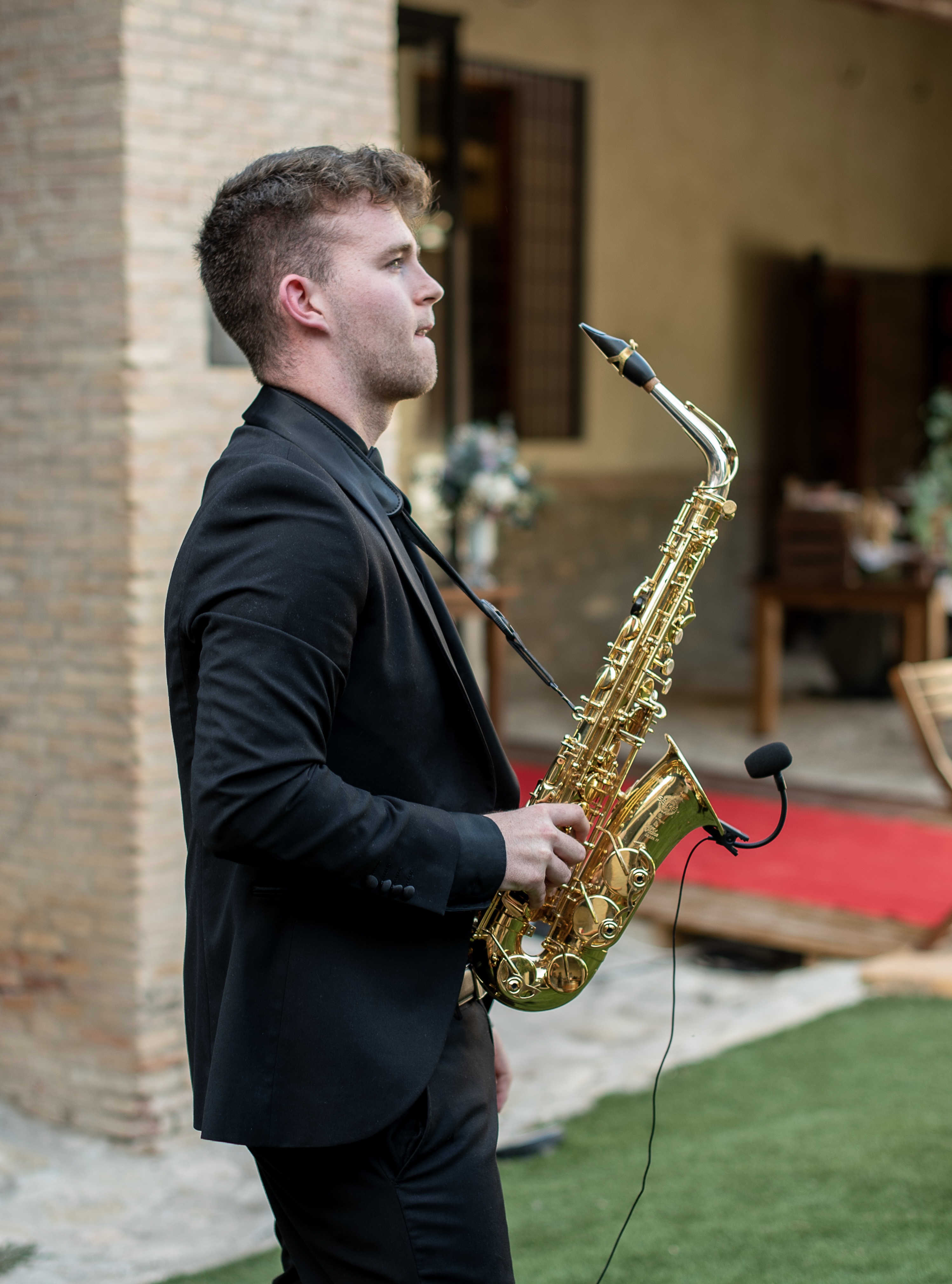 Saxofonista animando una boda junto a los invitados