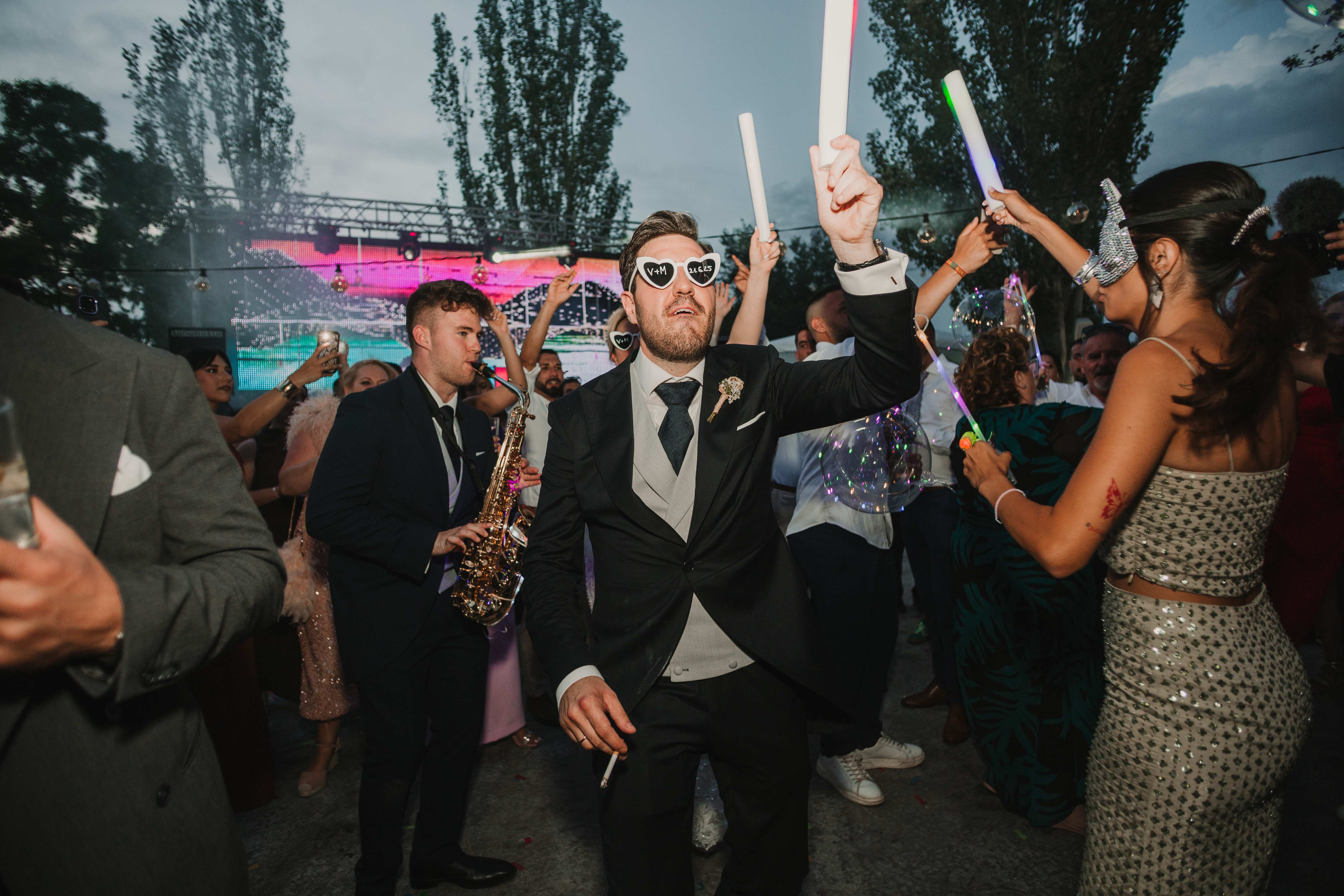 Saxofonista animando la pista de baile en una fiesta